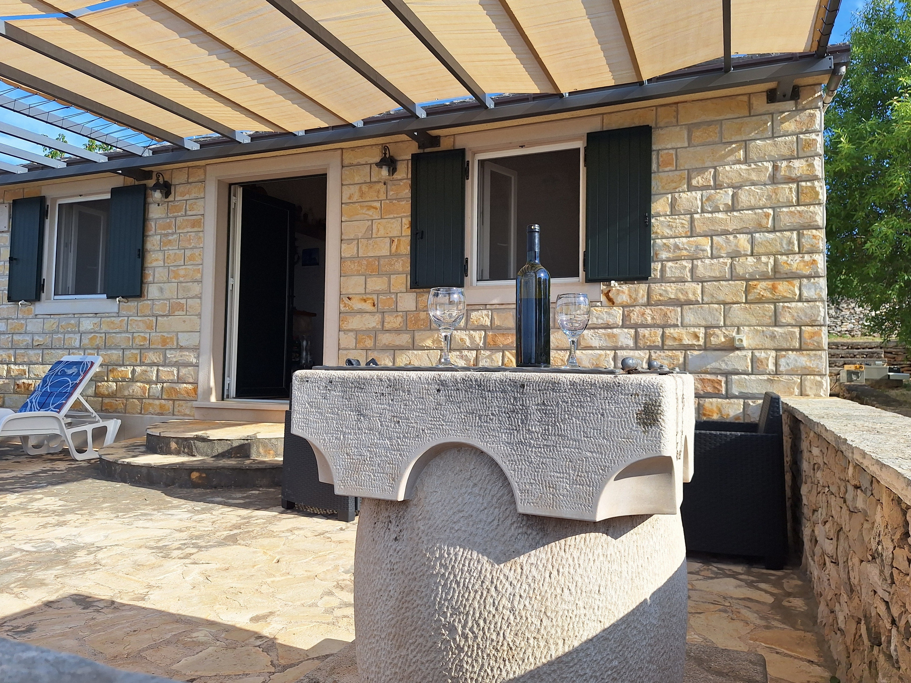 One bedroom house with terrace and sea view Supetar, Brač  K