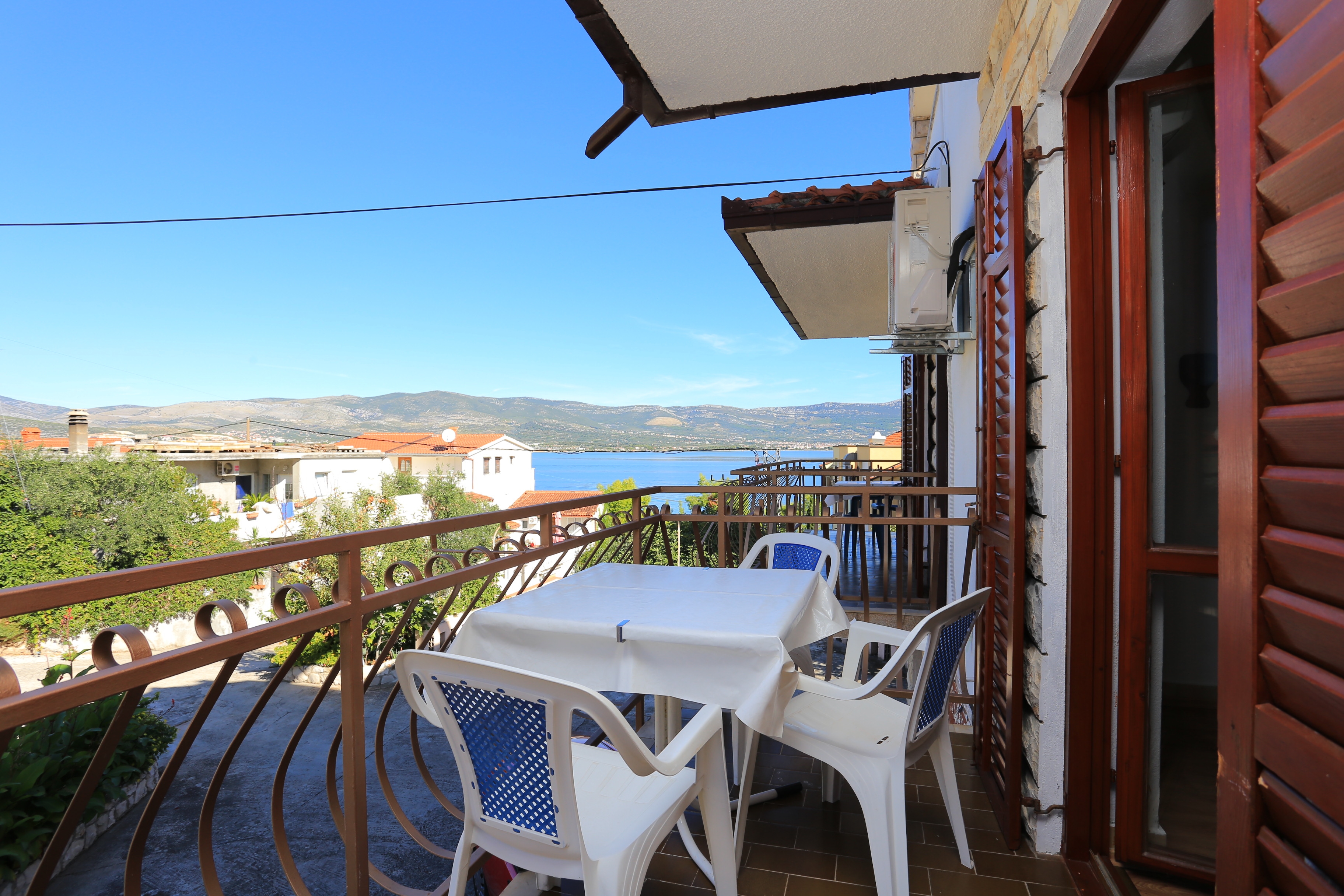Three bedroom apartment with balcony and sea view Arbanija, Čiovo  A-a