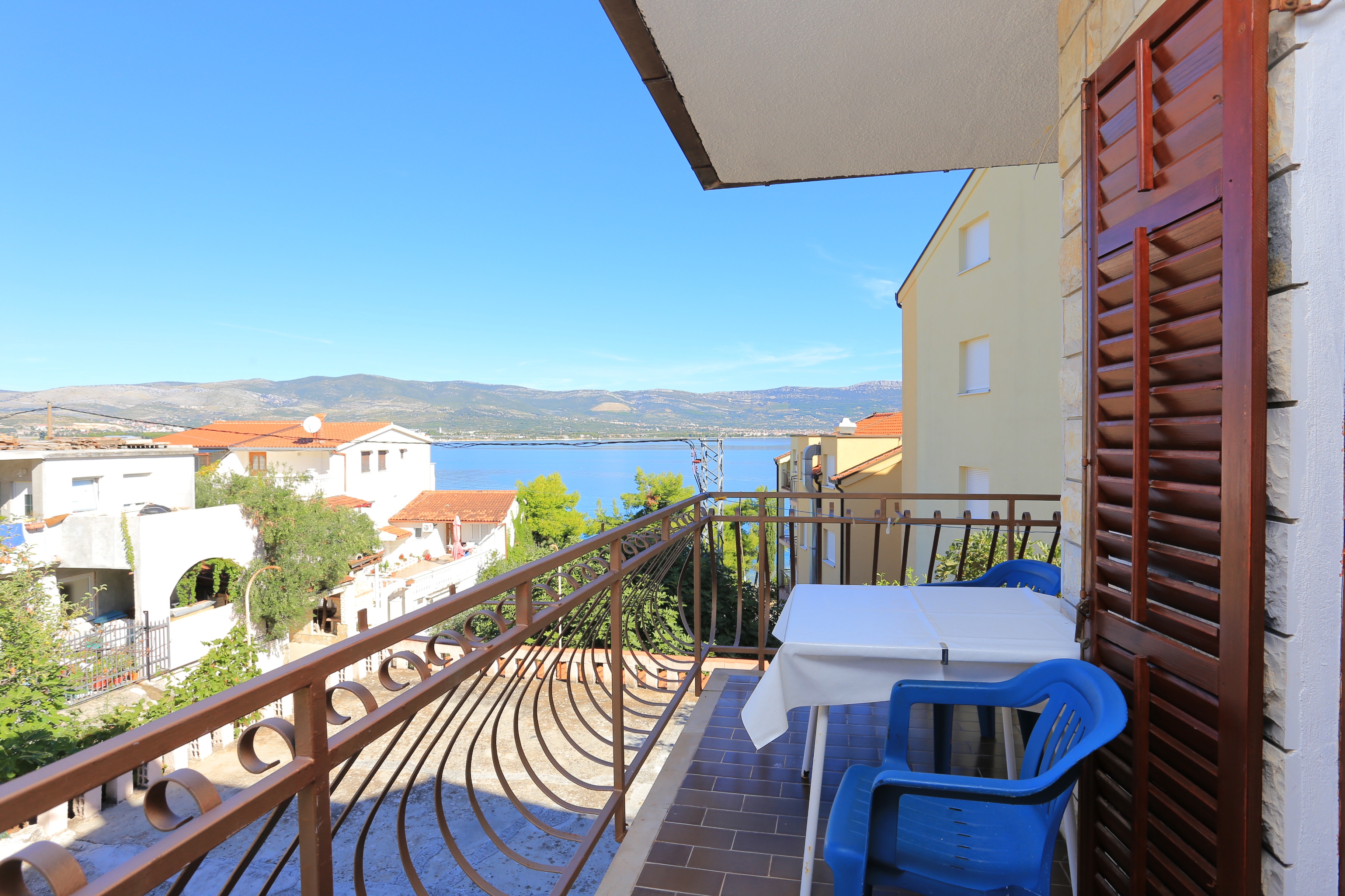Three bedroom apartment with balcony and sea view Arbanija, Čiovo  A-a
