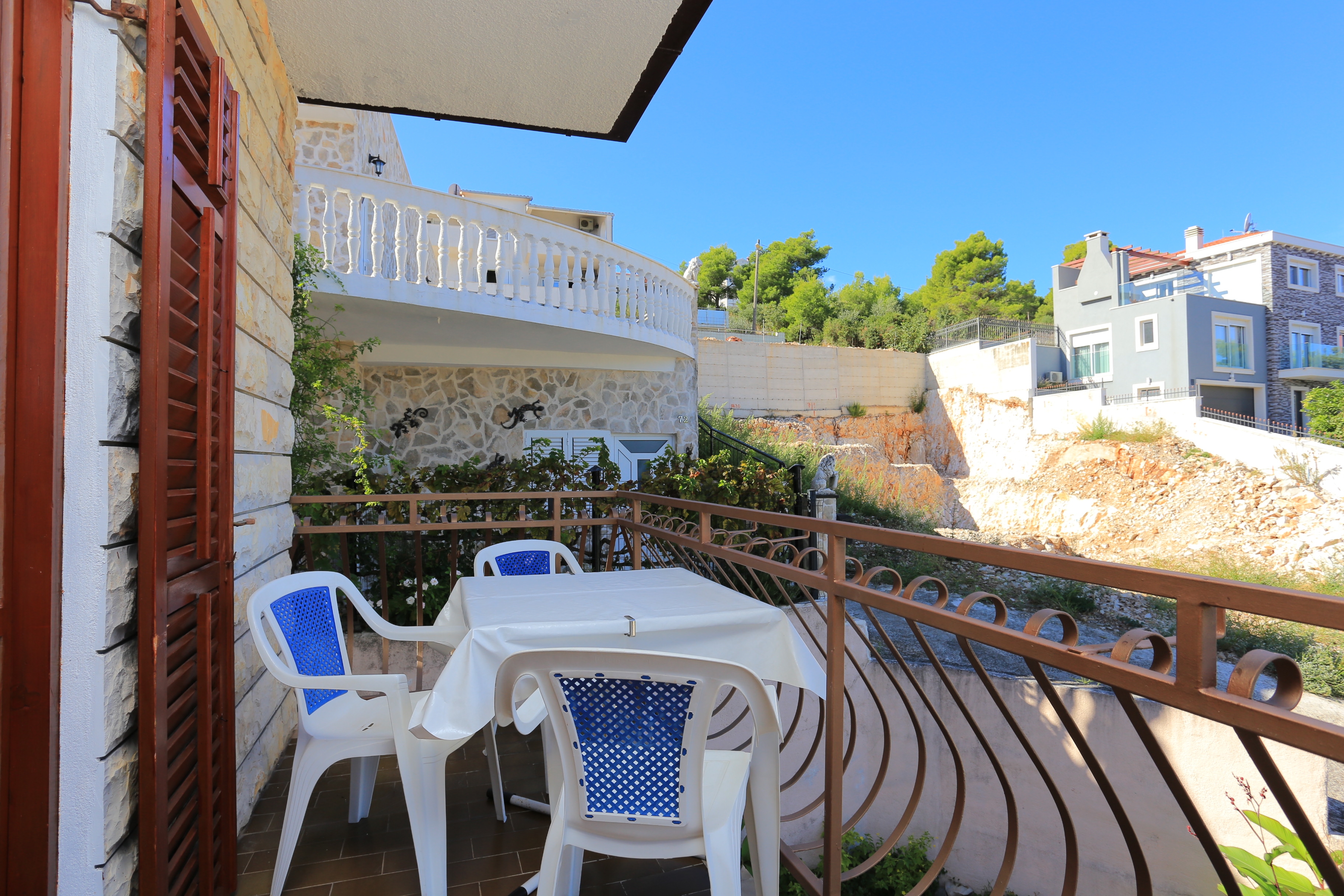 Three bedroom apartment with balcony and sea view Arbanija, Čiovo  A-a
