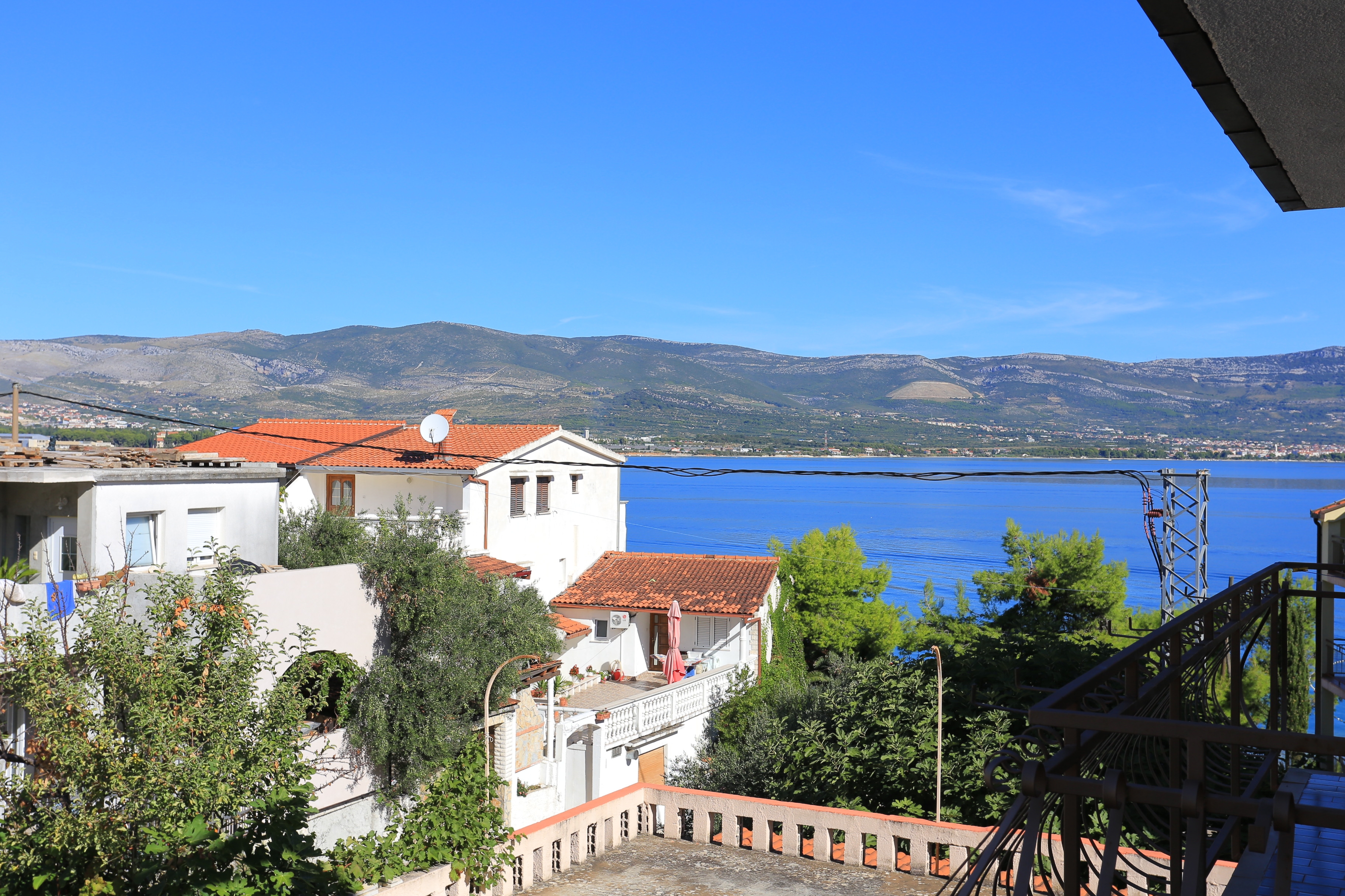 Three bedroom apartment with balcony and sea view Arbanija, Čiovo  A-a