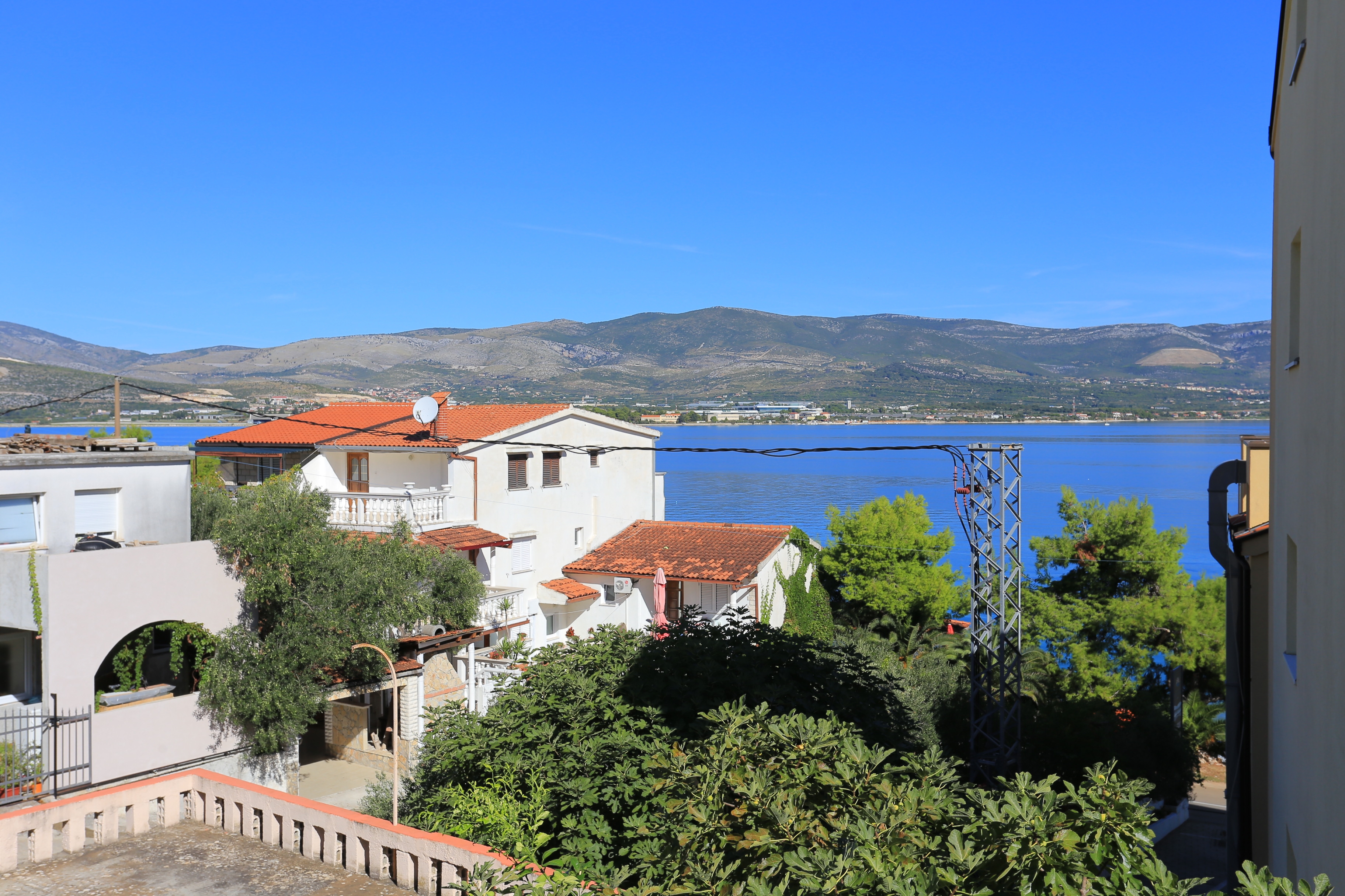 Three bedroom apartment with balcony and sea view Arbanija, Čiovo  A-a