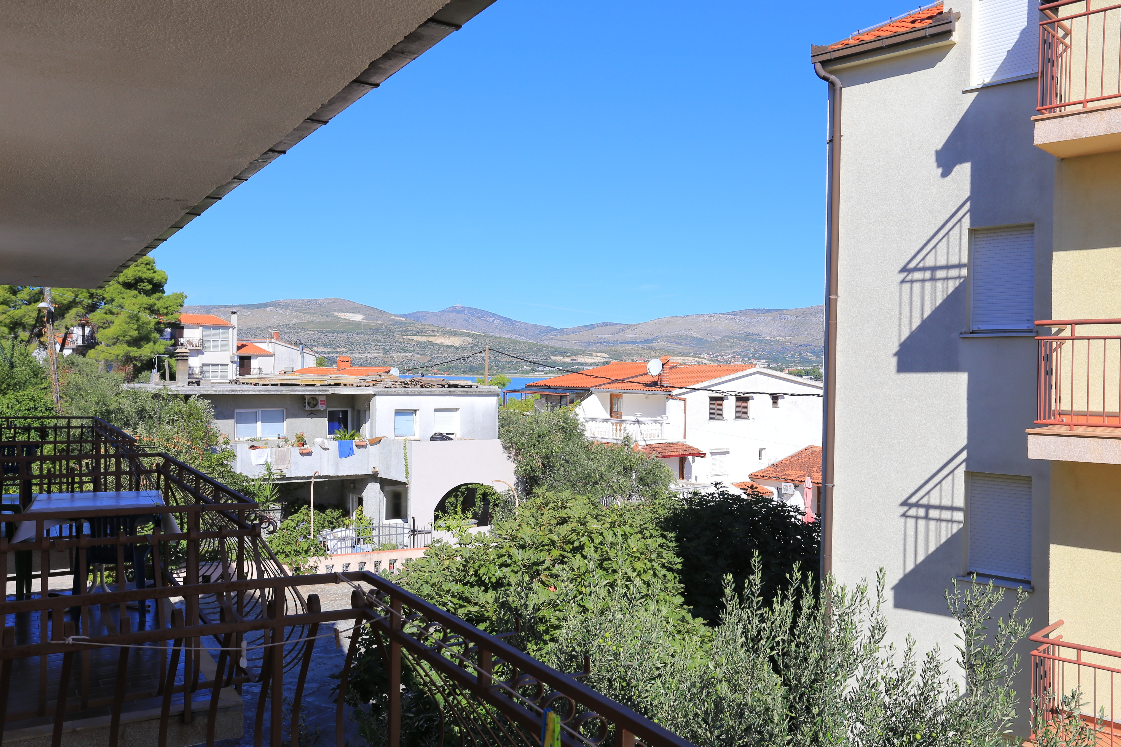 Three bedroom apartment with balcony and sea view Arbanija, Čiovo  A-a