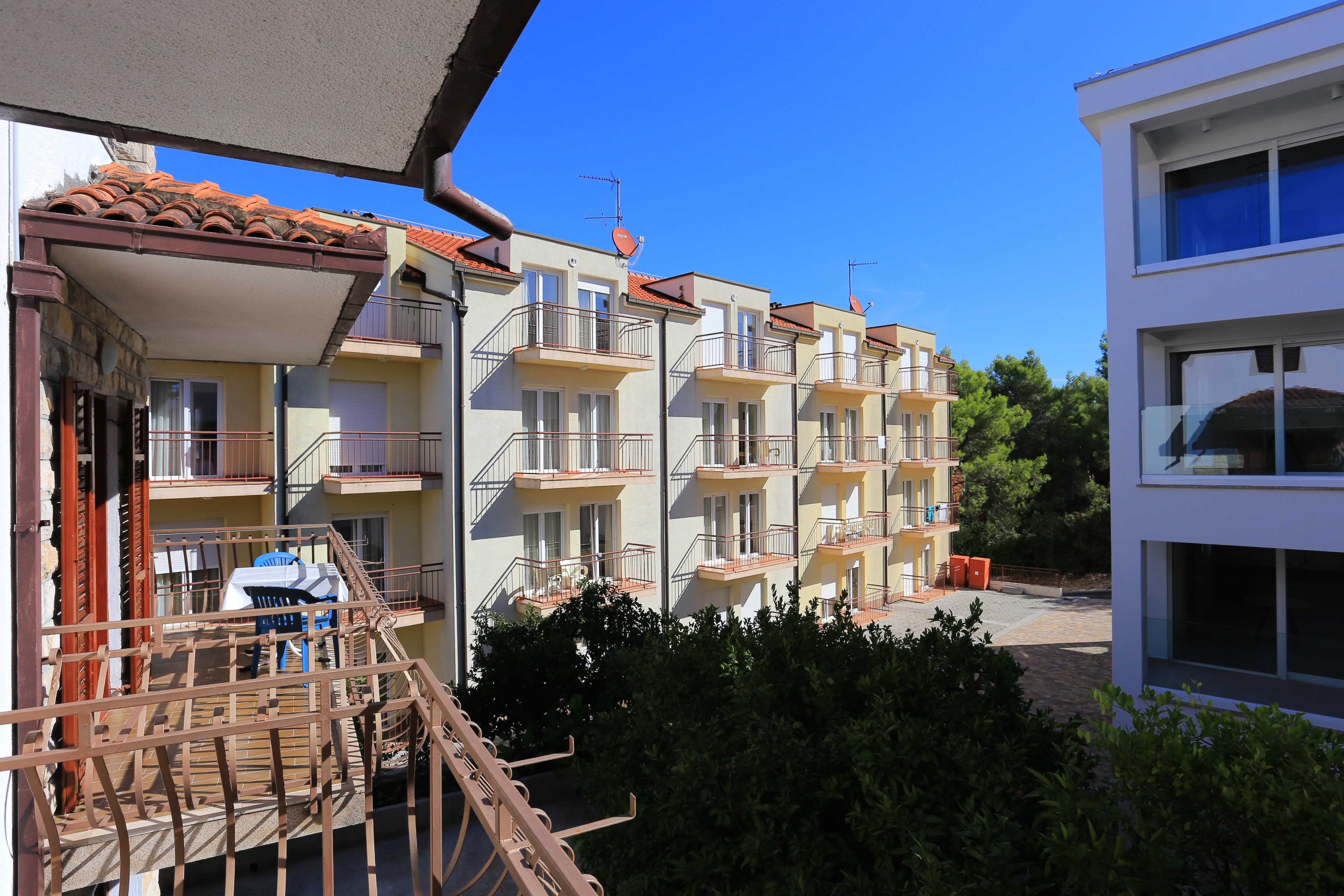 Three bedroom apartment with balcony and sea view Arbanija, Čiovo  A-a