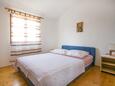 Spavaća soba Slatine, Spavaća soba u smještaju tipa apartment, kućni ljubimci dozvoljeni i WiFi.