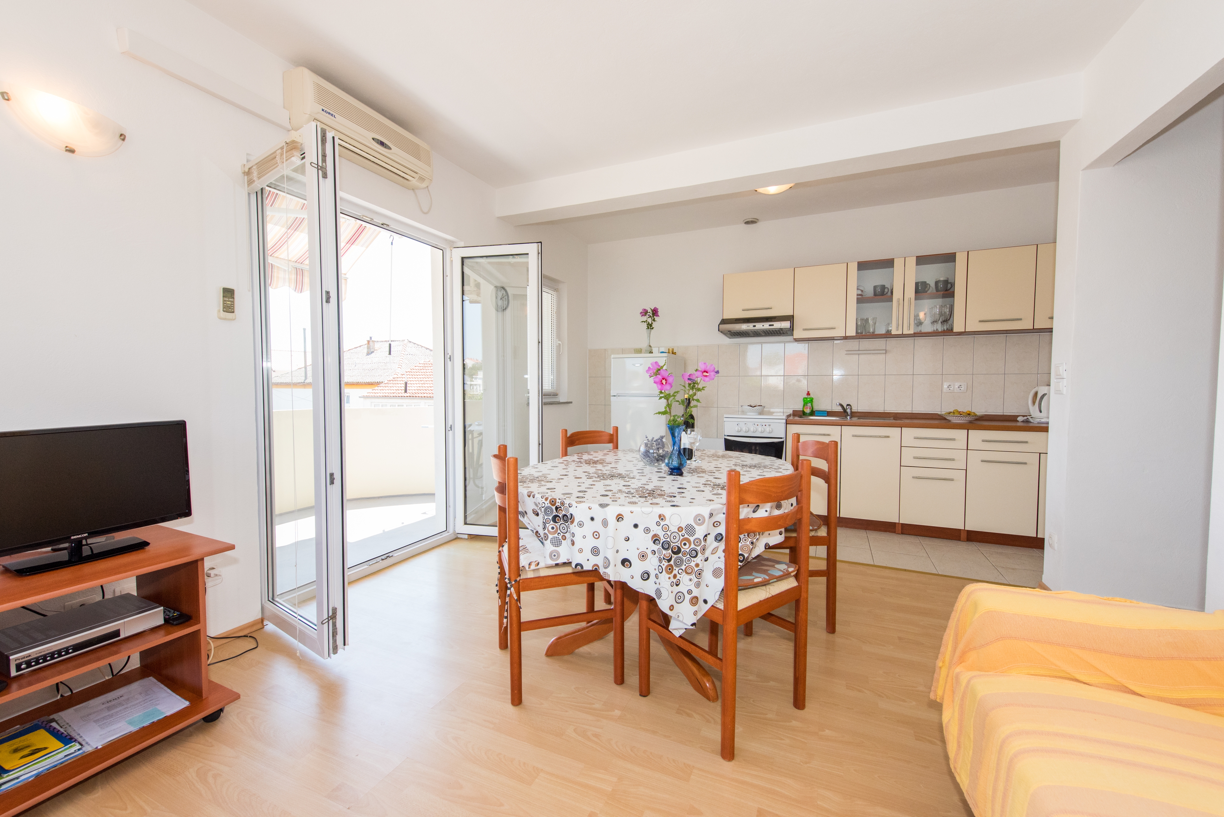 Dvosobni apartman s balkonom i pogledom na more Petrčane, Zadar  A-a