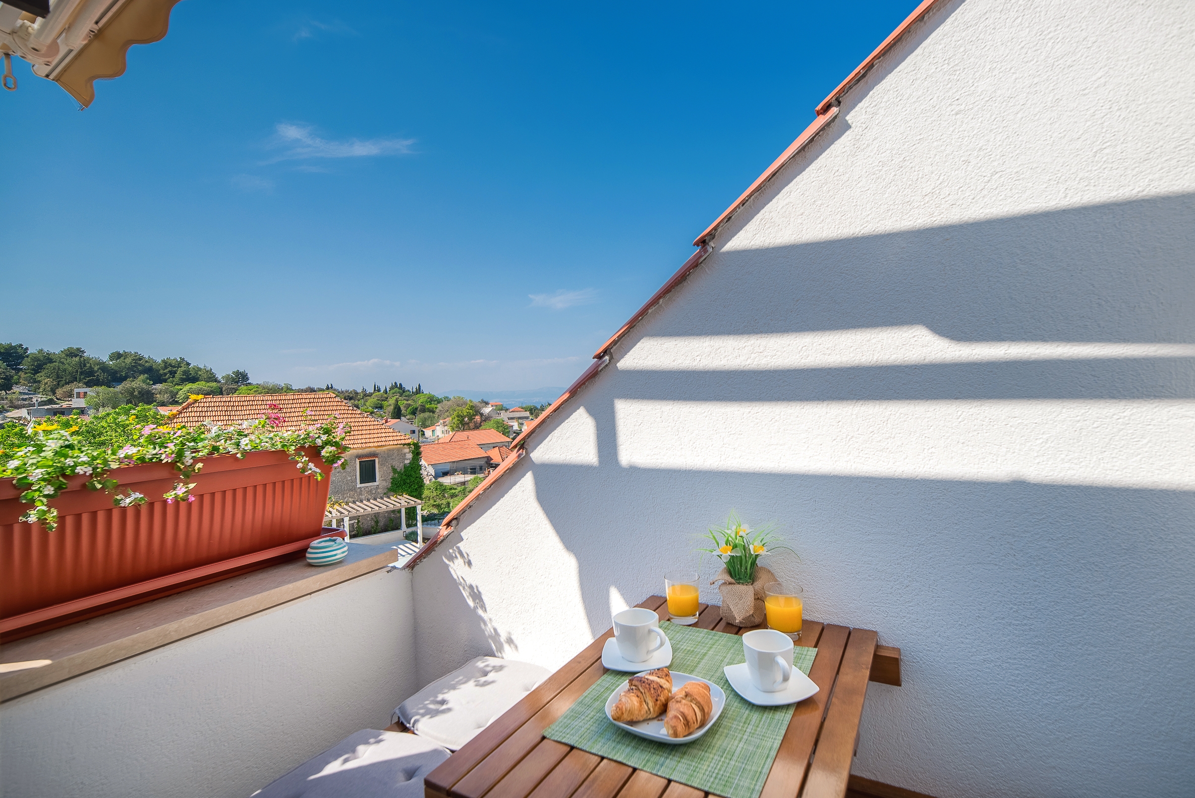 Three bedroom house with balcony and sea view Škrip, Brač  K