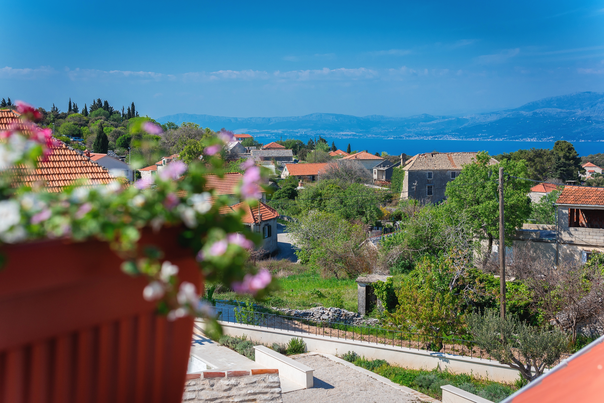 Three bedroom house with balcony and sea view Škrip, Brač  K