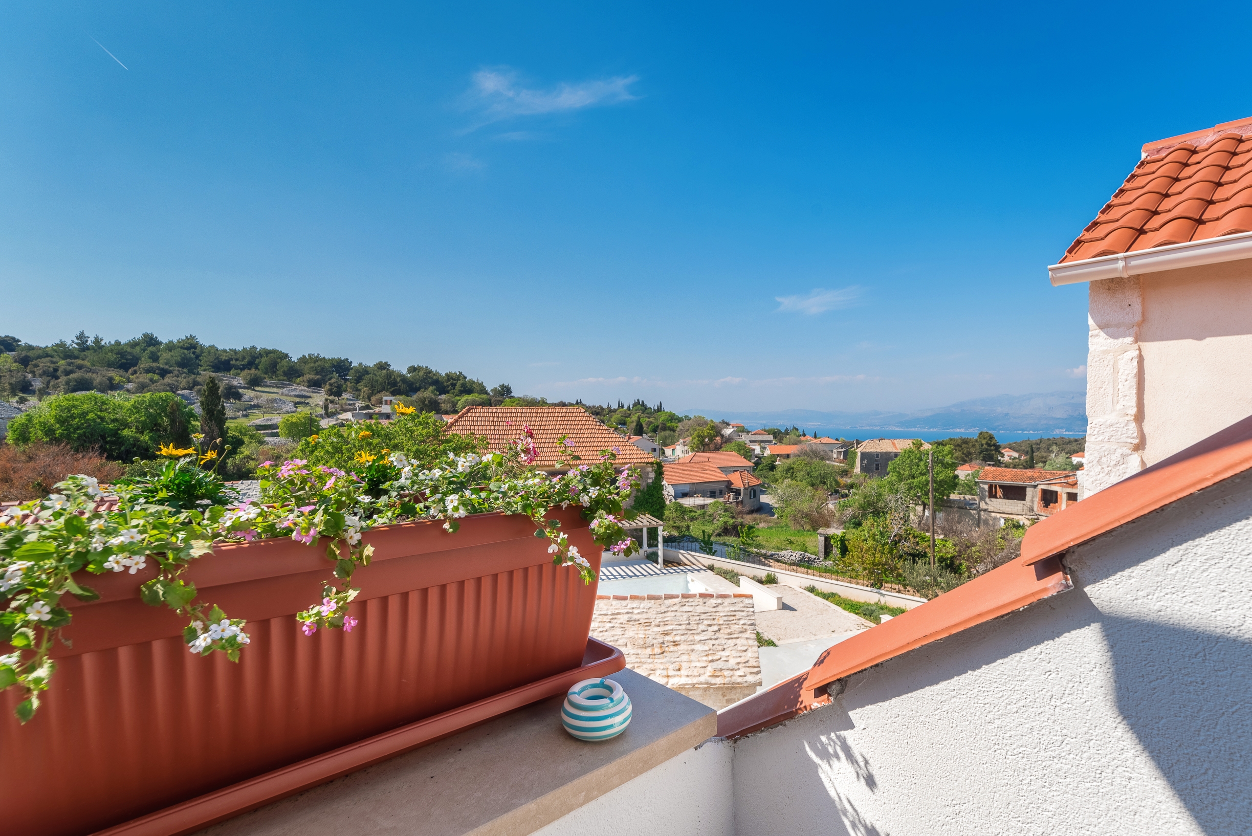 Three bedroom house with balcony and sea view Škrip, Brač  K