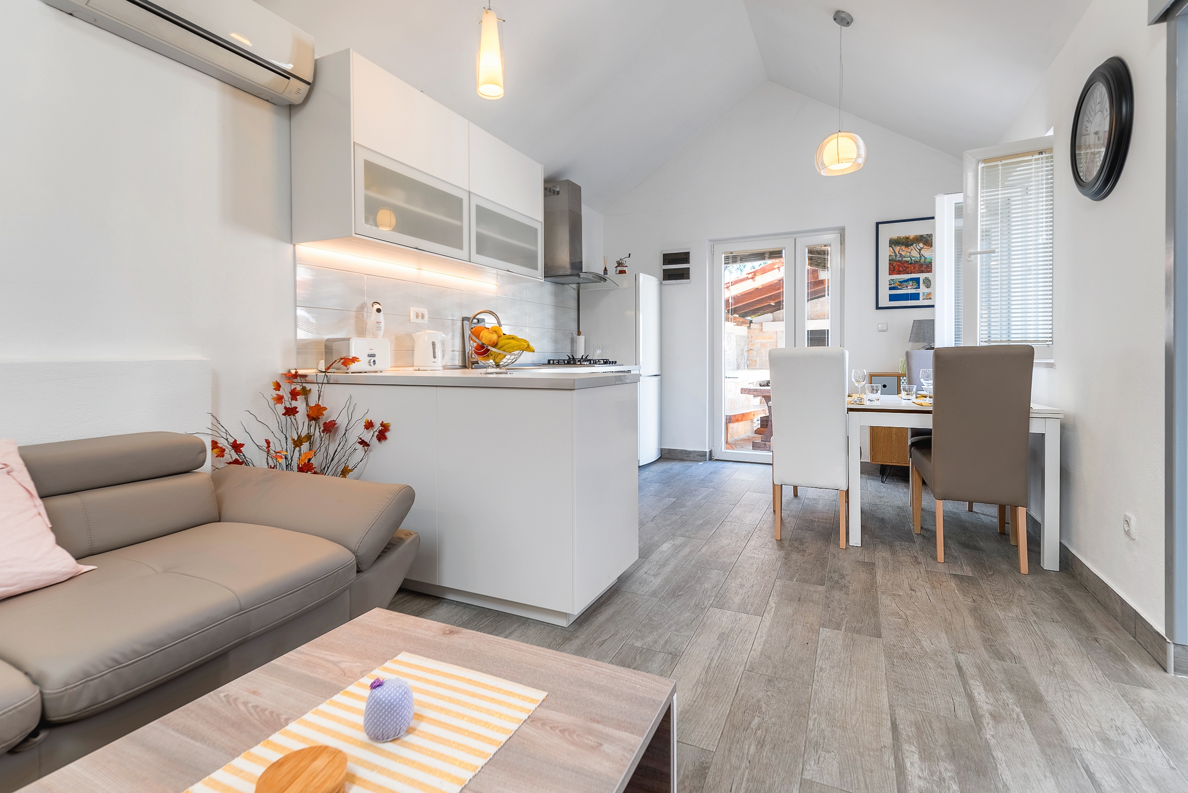 Three bedroom house with balcony and sea view Škrip, Brač  K