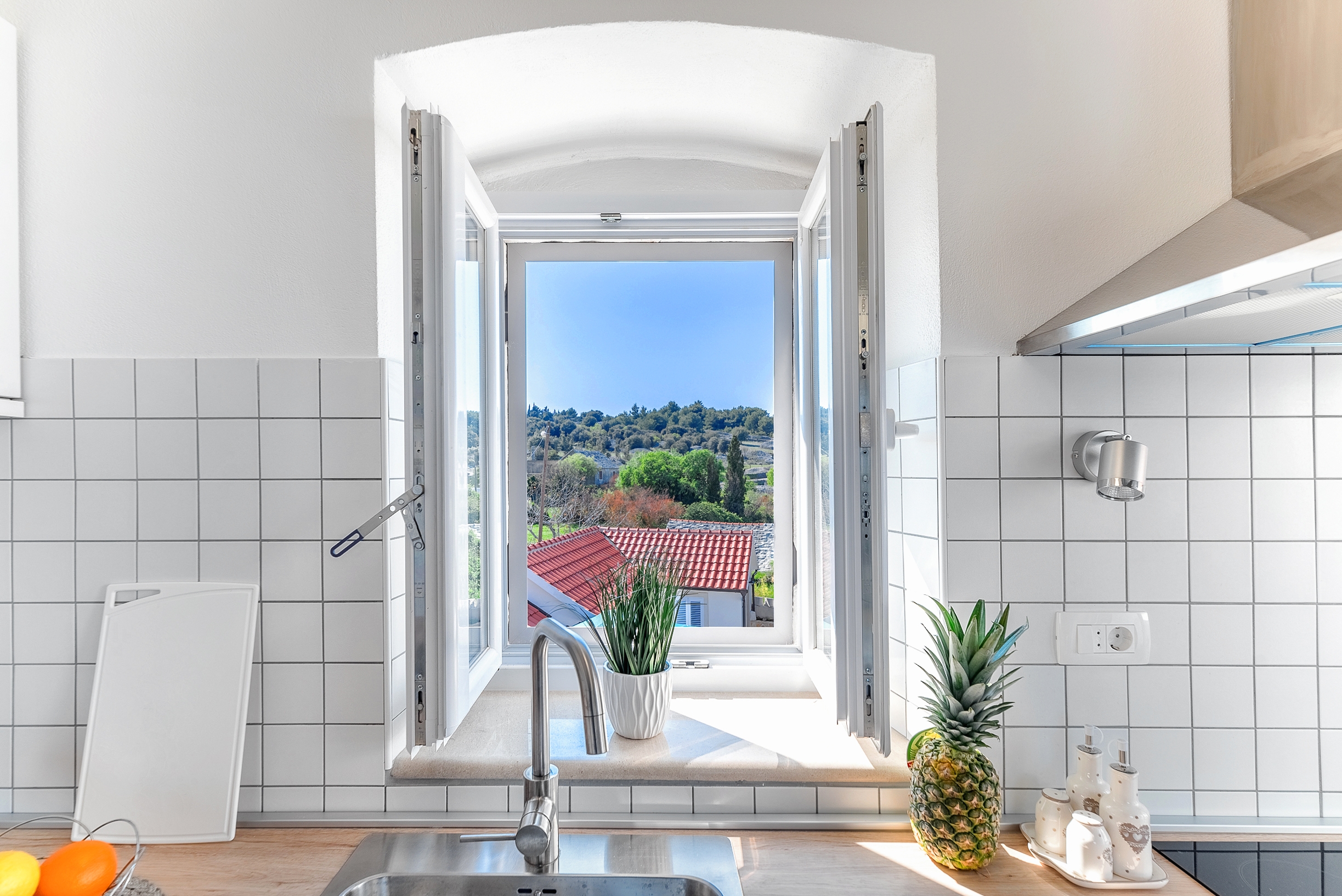 Three bedroom house with balcony and sea view Škrip, Brač  K
