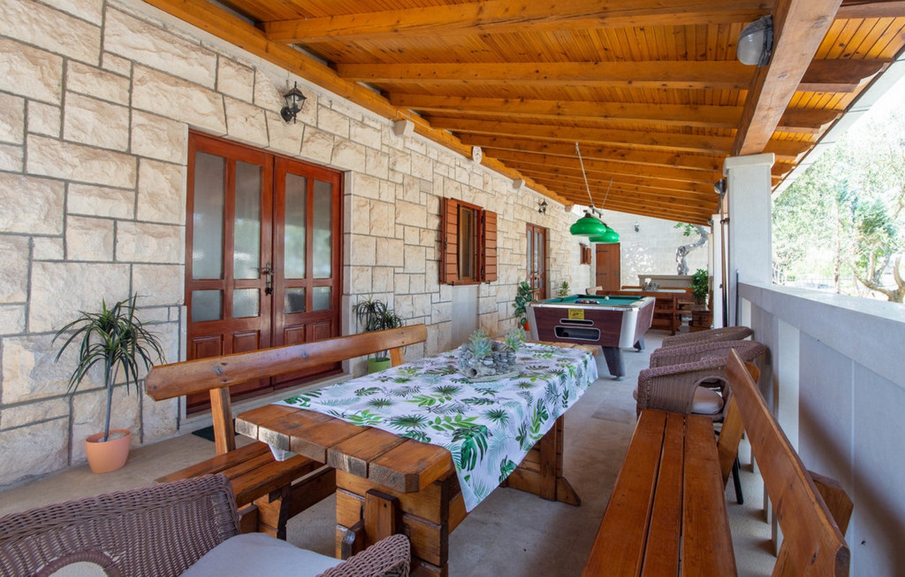 Four bedroom house with terrace Škrip, Brač  K
