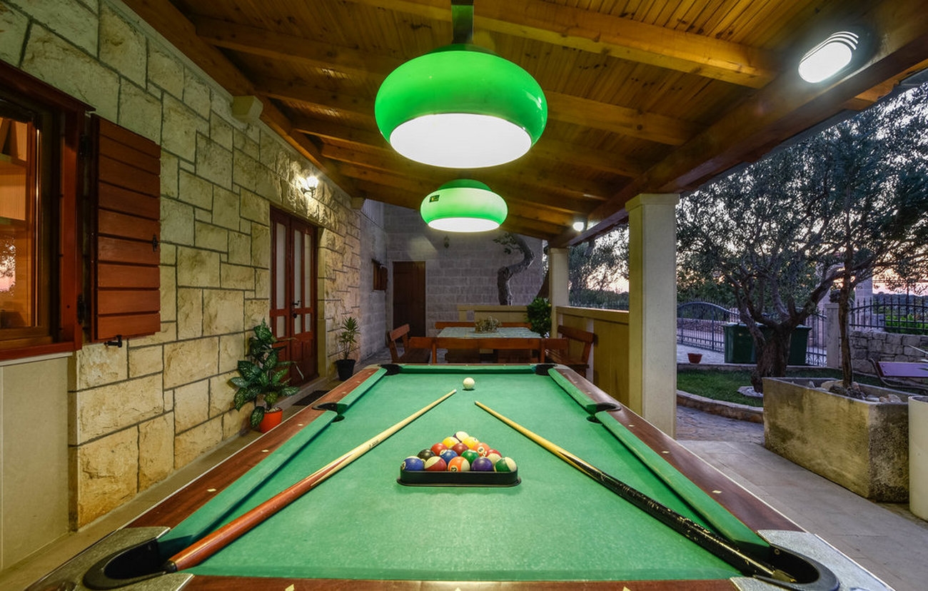 Four bedroom house with terrace Škrip, Brač  K