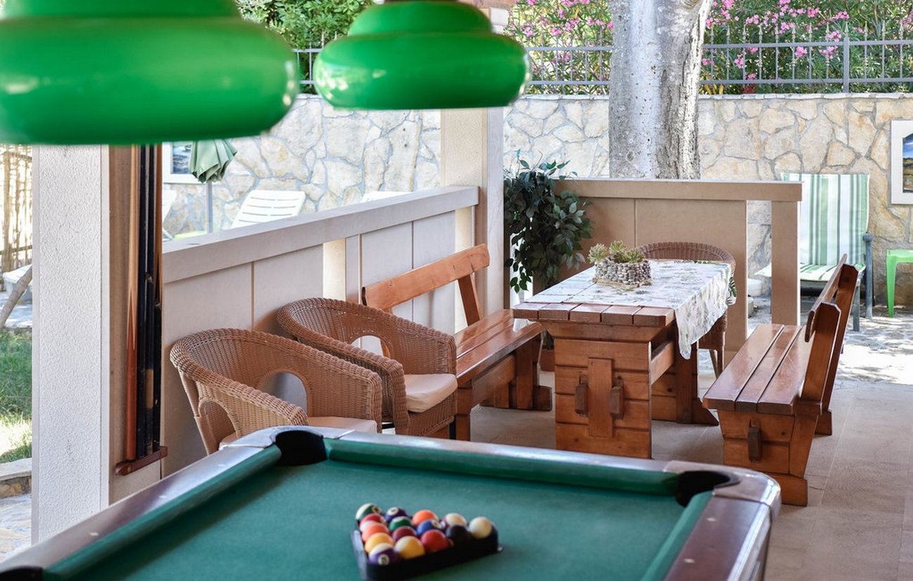 Four-bedroom house with terrace Škrip, Brač (K-17350)