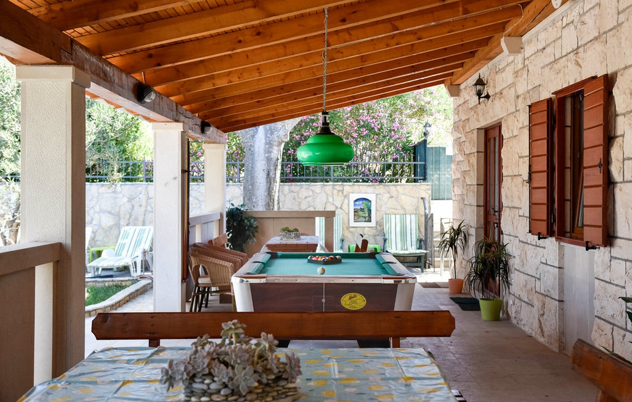 Four bedroom house with terrace Škrip, Brač  K