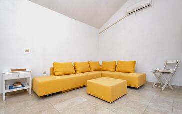 Pitve, Sala de estar in the house, air condition available, (pet friendly) y WiFi.