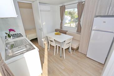 Pašman, Salle à manger dans l’hébergement en type apartment, climatisation disponible et WiFi.