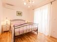 Ložnice 1 Vrh, Ložnice 1 v ubytování typu house, s klimatizací, domácí mazlíčci povoleni a WiFi.