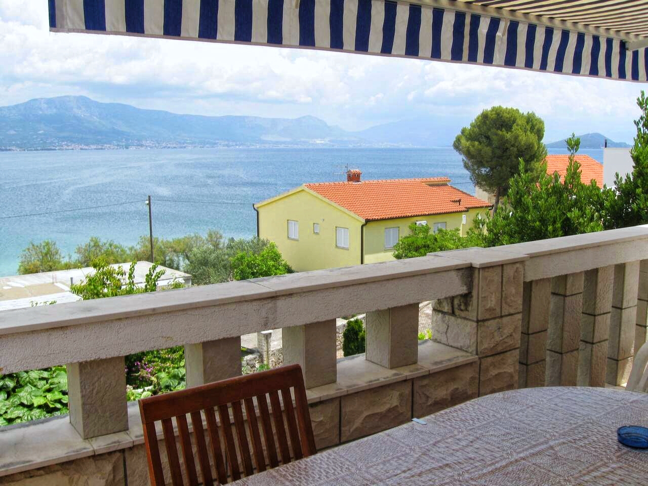 Two bedroom apartment with terrace and sea view Slatine, Čiovo  A-a