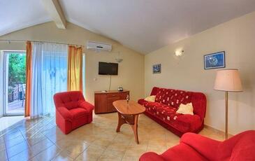 Rogoznica, Sala de estar in the apartment, air condition available, (pet friendly) y WiFi.