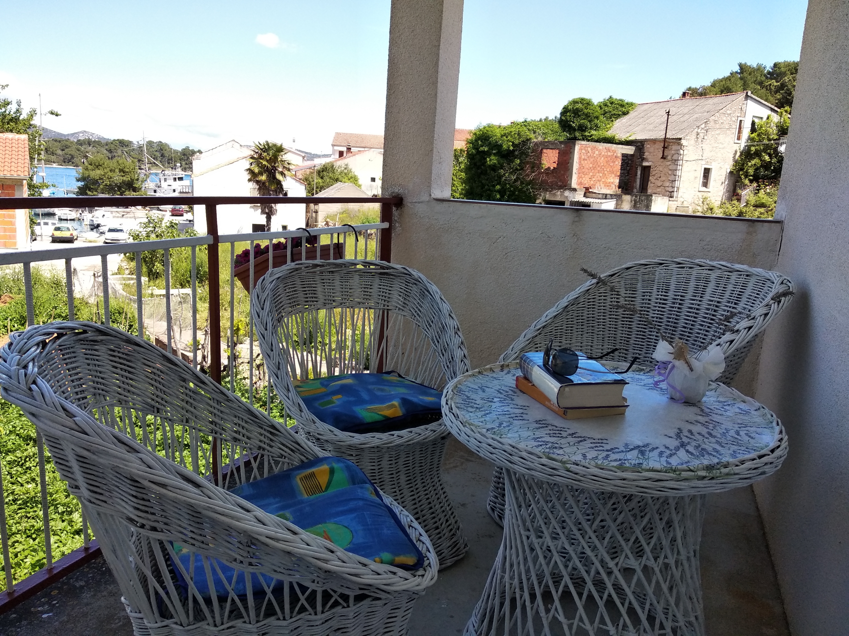 Three bedroom house with terrace and sea view Mali Iž, Iž  K