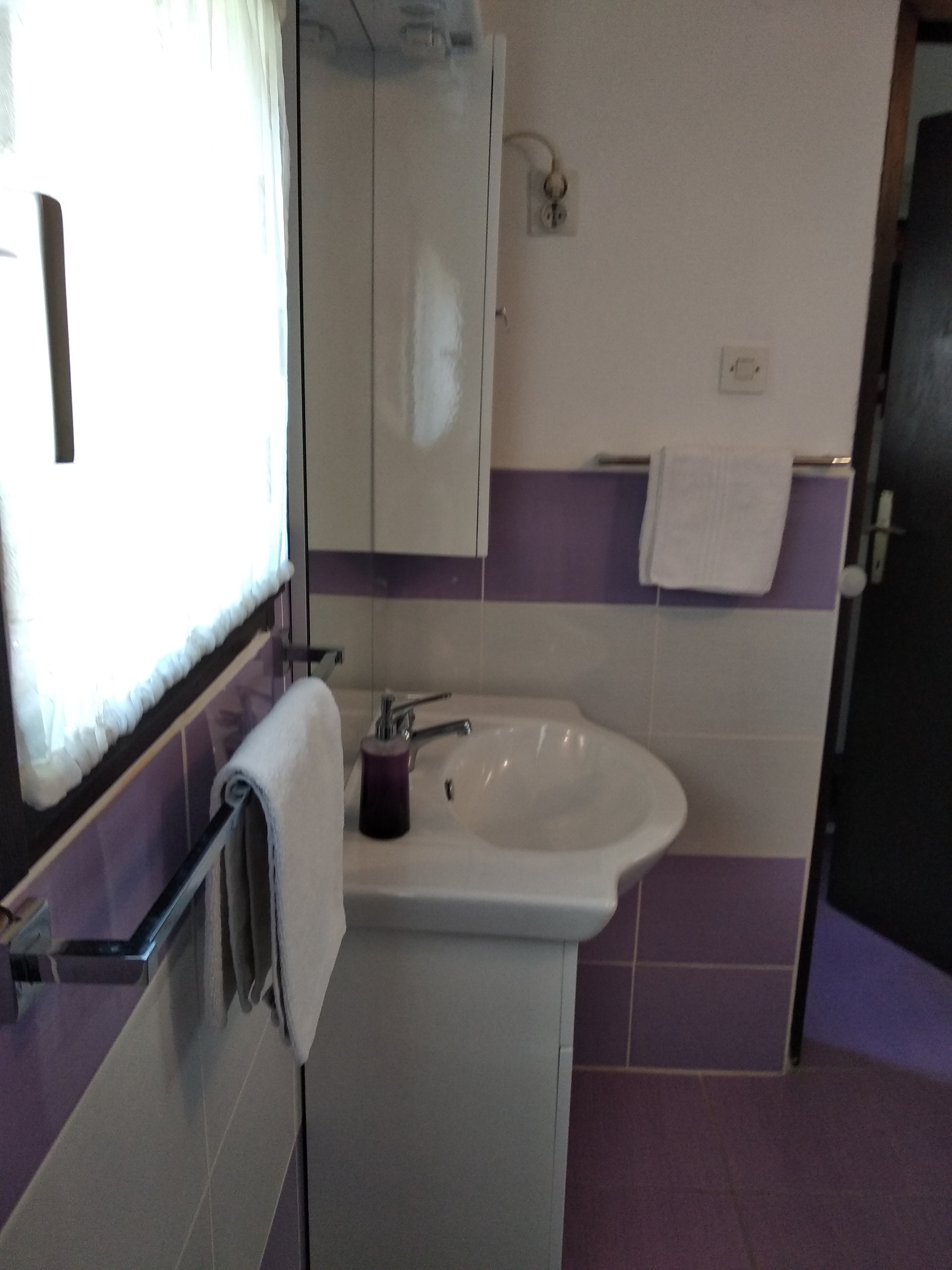 Three bedroom house with terrace and sea view Mali Iž, Iž  K