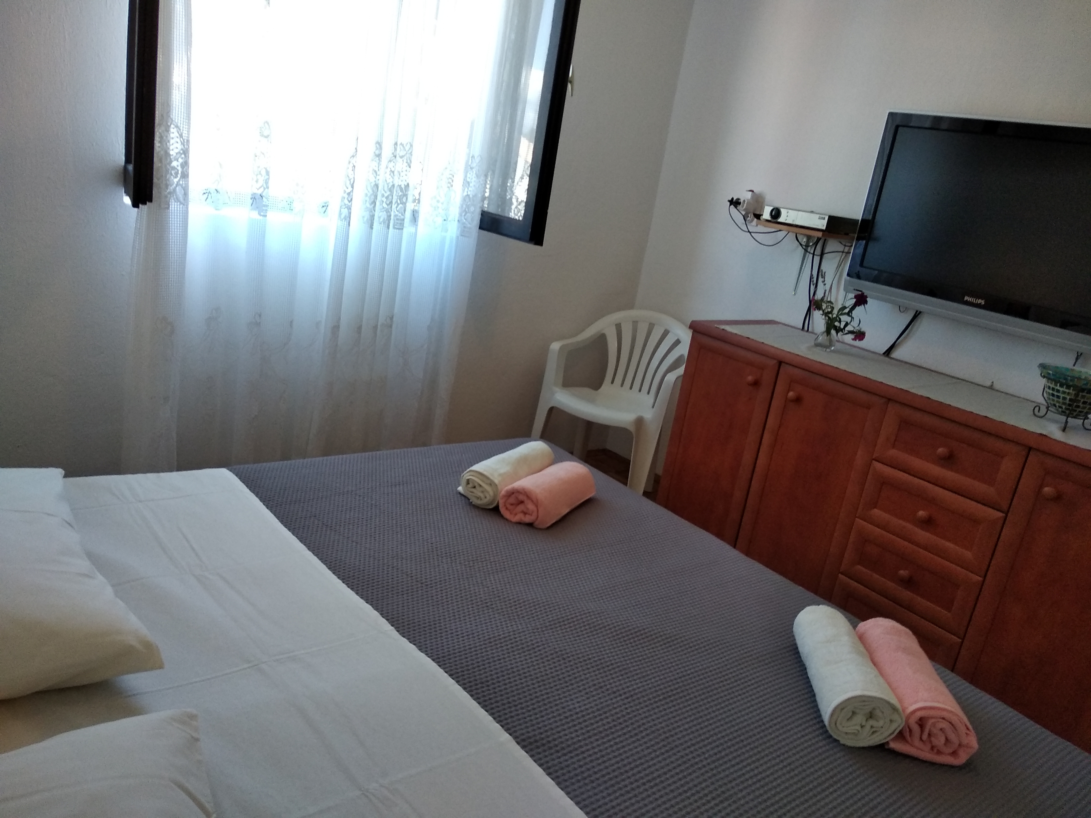 Three bedroom house with terrace and sea view Mali Iž, Iž  K
