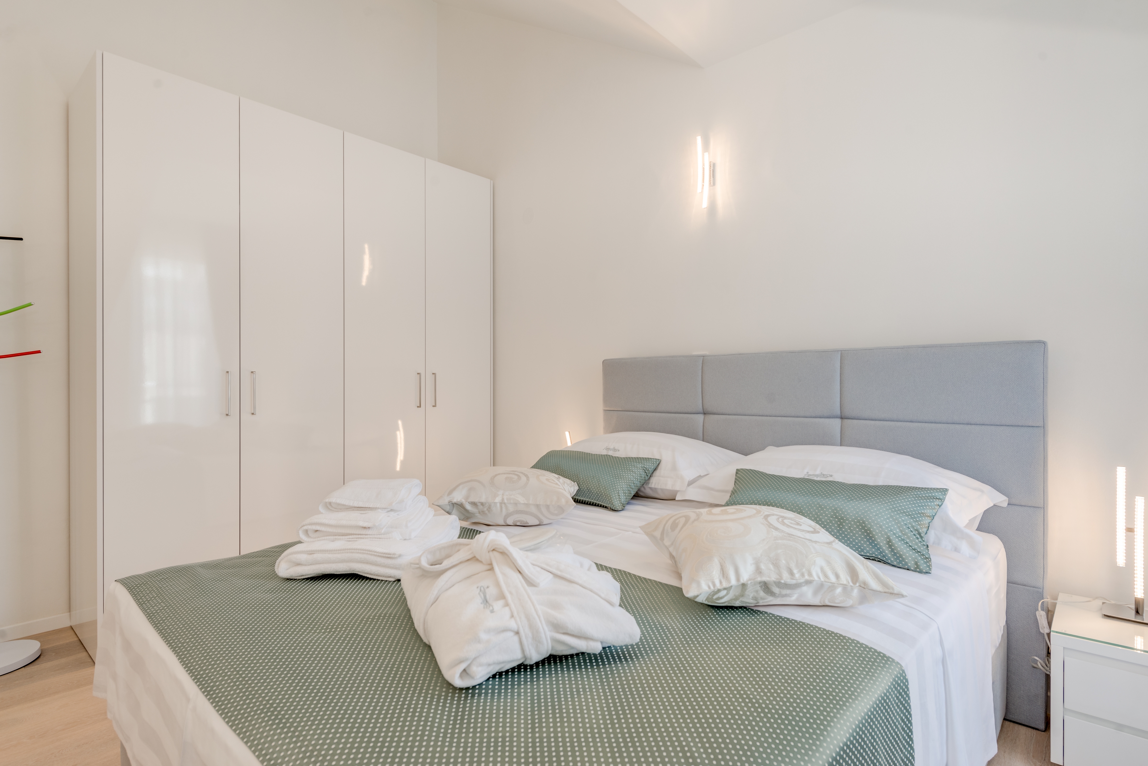 Three bedroom apartment with balcony and sea view Split  A-a