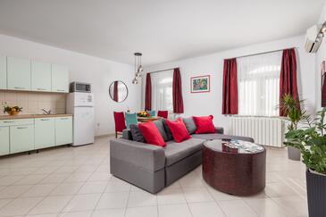 Kraljevica, Sala de estar in the apartment, air condition available y WiFi.