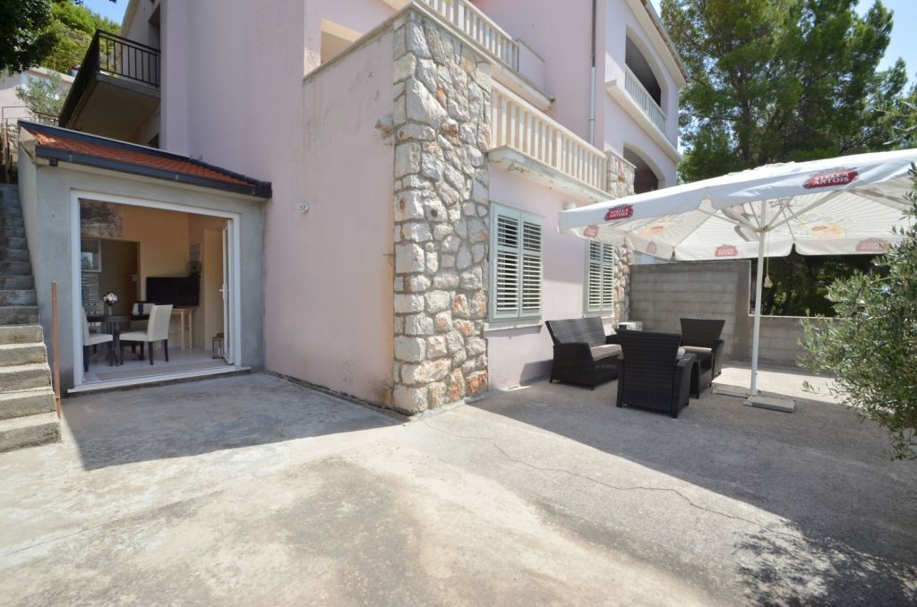 Three bedroom apartment near beach Prižba, Korčula  A-b