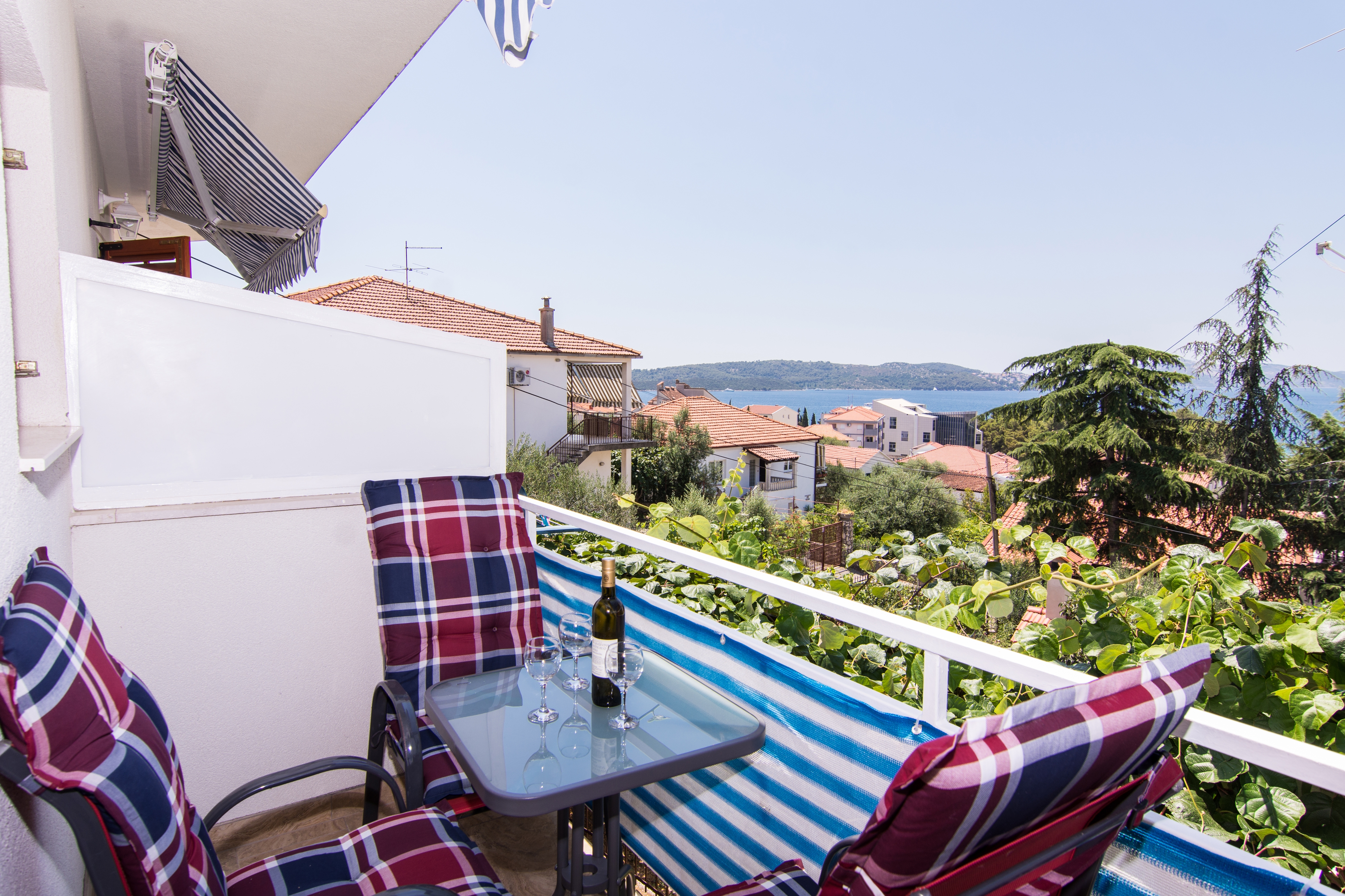 One bedroom apartment with balcony and sea view Trogir  A-a