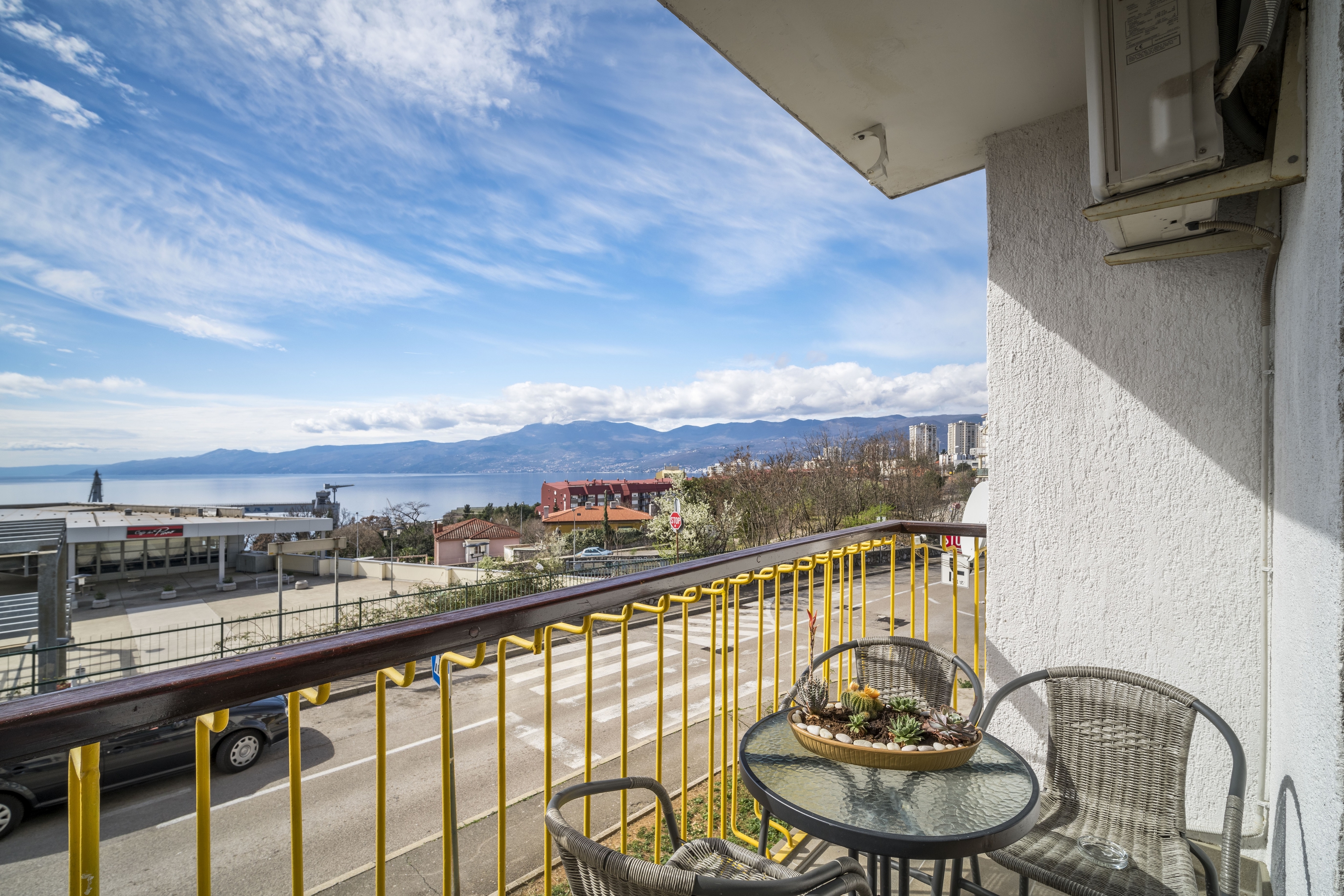 Two bedroom apartment with balcony and sea view Rijeka  A-a