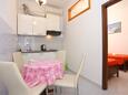 Lokva Rogoznica, Comedor in the apartment, air condition available, (pet friendly) y WiFi.