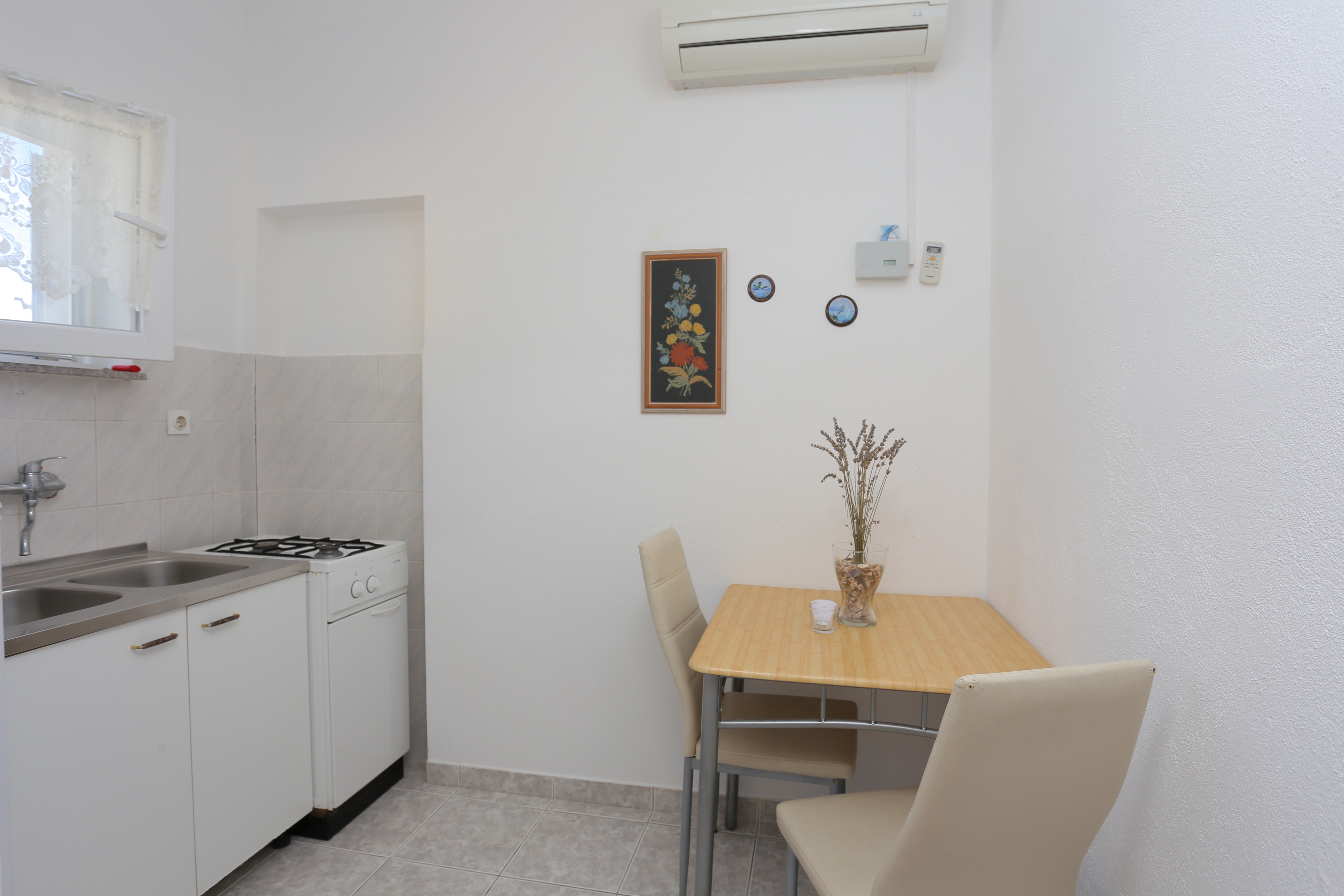 One bedroom apartment with balcony and sea view Lokva Rogoznica, Omiš (A-17645-d)