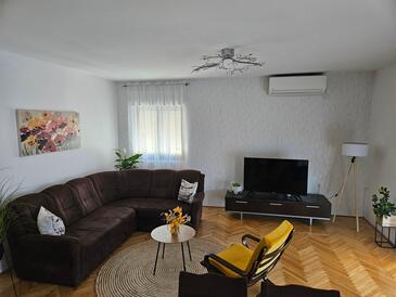 Kali, Sala de estar in the apartment, air condition available y WiFi.