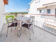 Rab, Terrasse dans l’hébergement en type apartment, avec la vue sur la mer et WiFi.