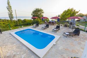 Family friendly apartments with a swimming pool Gornji Tucepi, Makarska - 17686