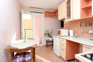 Split, Comedor in the studio-apartment, air condition available y WiFi.