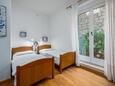 Ložnice 2 Rabac, Ložnice 2 v ubytování typu apartment, domácí mazlíčci povoleni a WiFi.