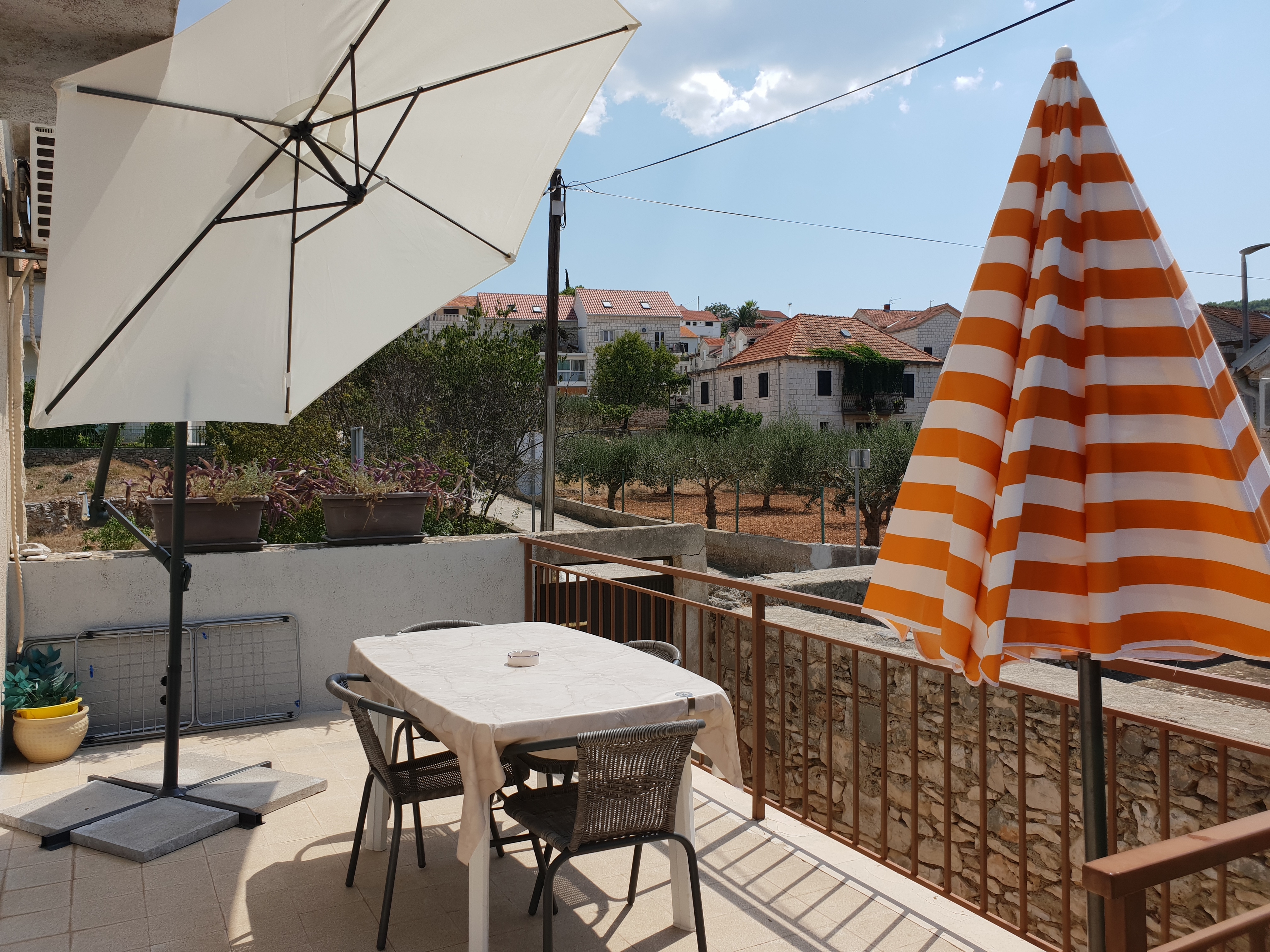 Two bedroom apartment with terrace Sutivan, Brač  A-a