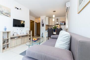 Grebaštica, Obývací pokoj v ubytování typu apartment, s klimatizací, domácí mazlíčci povoleni a WiFi.