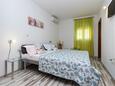 Spavaća soba 1 Grebaštica, Spavaća soba 1 u smještaju tipa apartment, dostupna klima, kućni ljubimci dozvoljeni i WiFi.