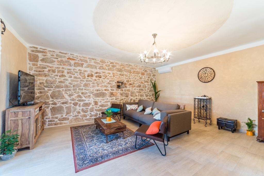 Four-bedroom house with terrace Gornje Raštane, Biograd (K-17837)