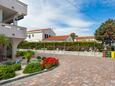 Punat, Krk, Parkeerplaats 17857 - Appartementen near sea with pebble beach.