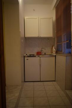 Starigrad, Kitchen in the studio-apartment, WiFi.