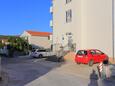 Parkolóhely Sevid, Trogir, Parkolóhely 17899 - Apartmanok a tenger közelében kavicsos stranddal.
