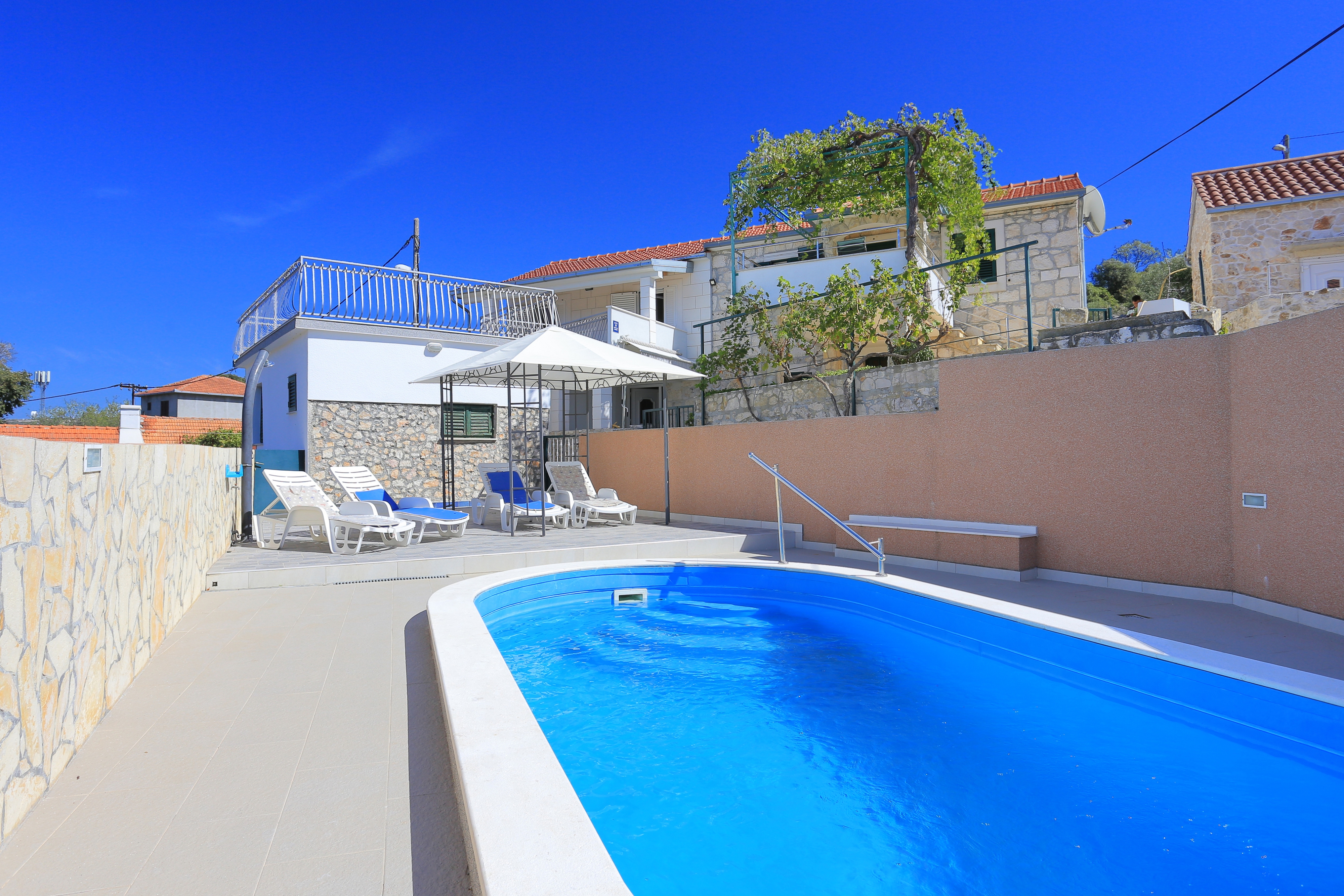 Comfortable and spacious house with terrace and sea view Ražanj (Rogoznica) (K-17904)