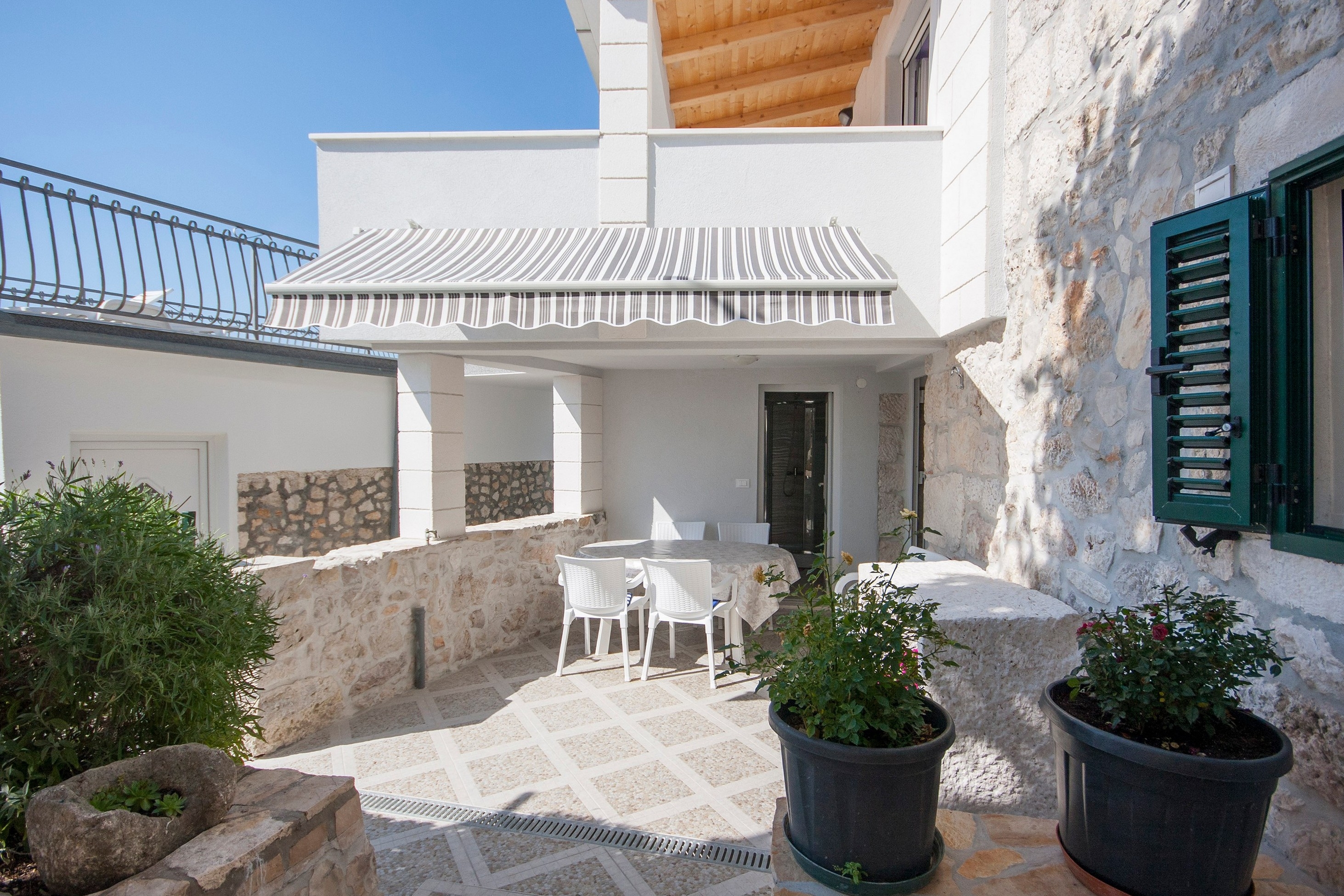 Comfortable and spacious house with terrace and sea view Ražanj, Rogoznica  K
