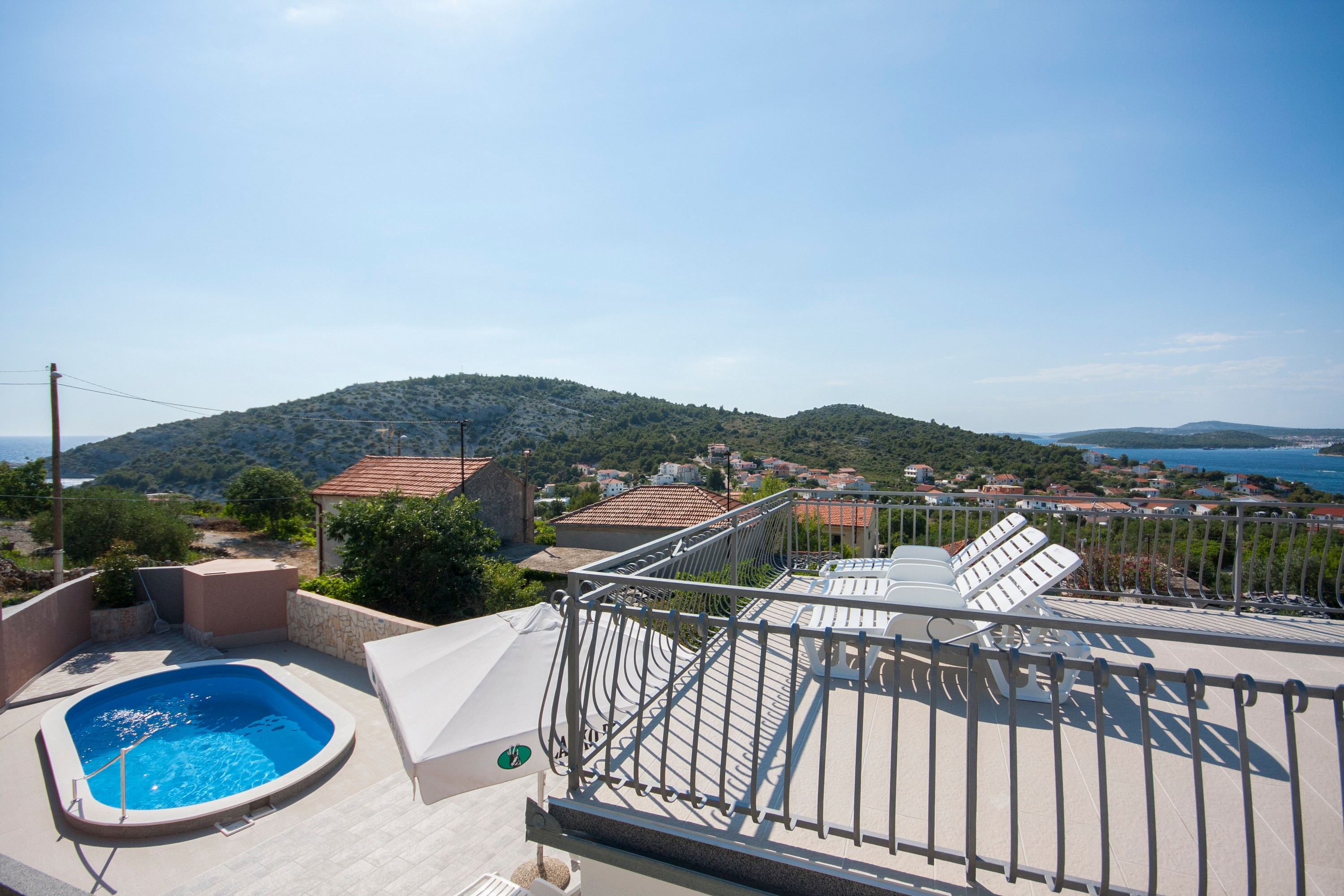 Comfortable and spacious house with terrace and sea view Ražanj, Rogoznica  K