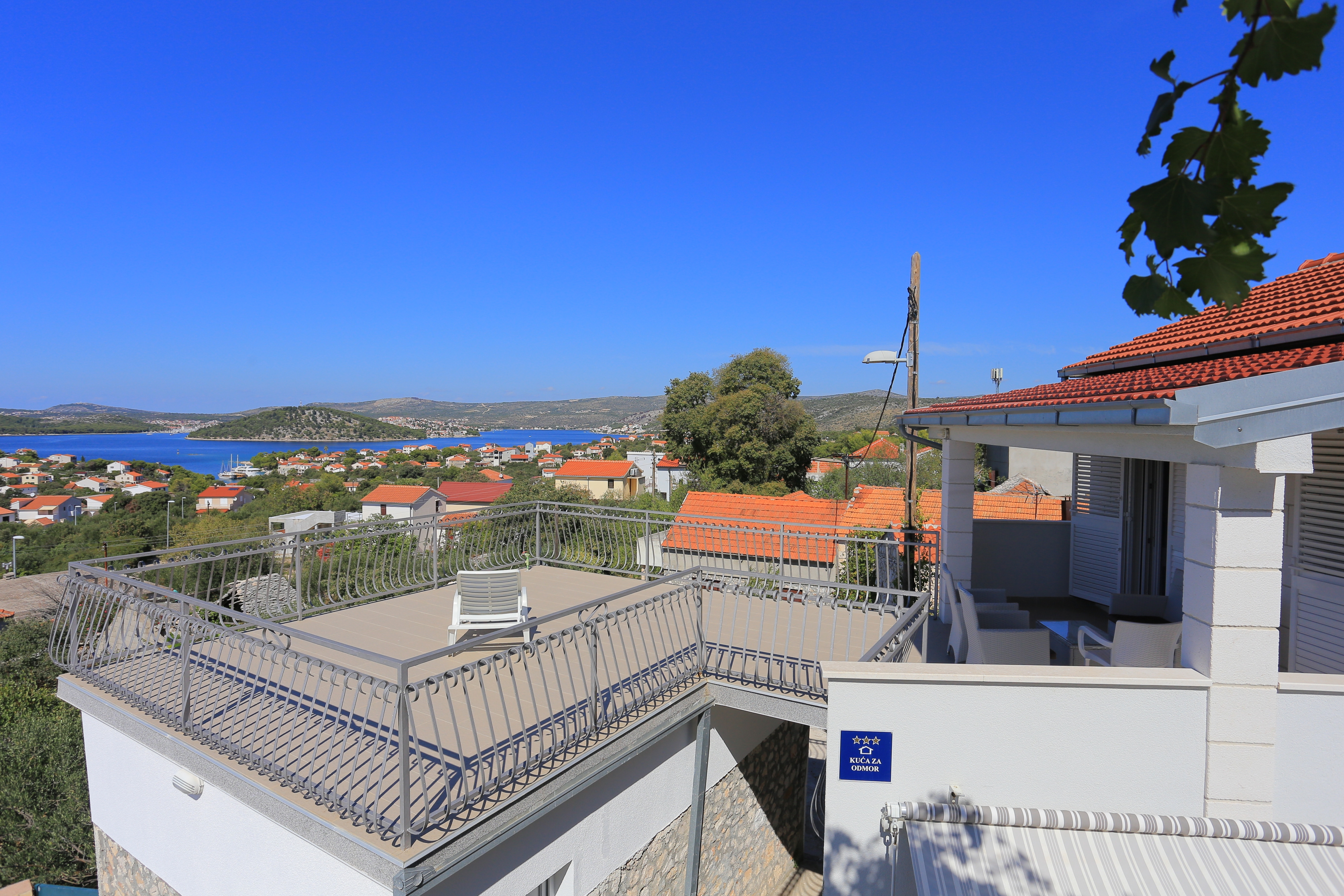 Comfortable and spacious house with terrace and sea view Ražanj, Rogoznica  K